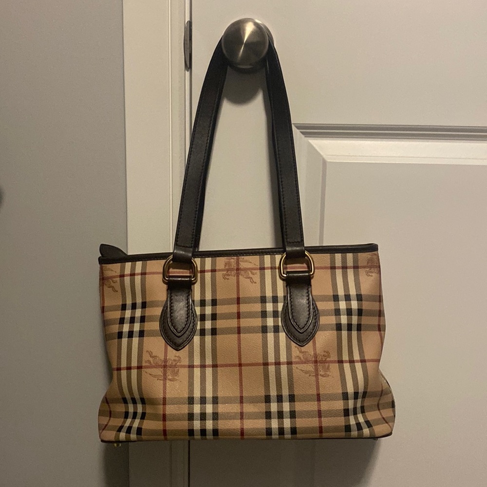 Burberry Shoulder bag in excellent condition. Authentic.